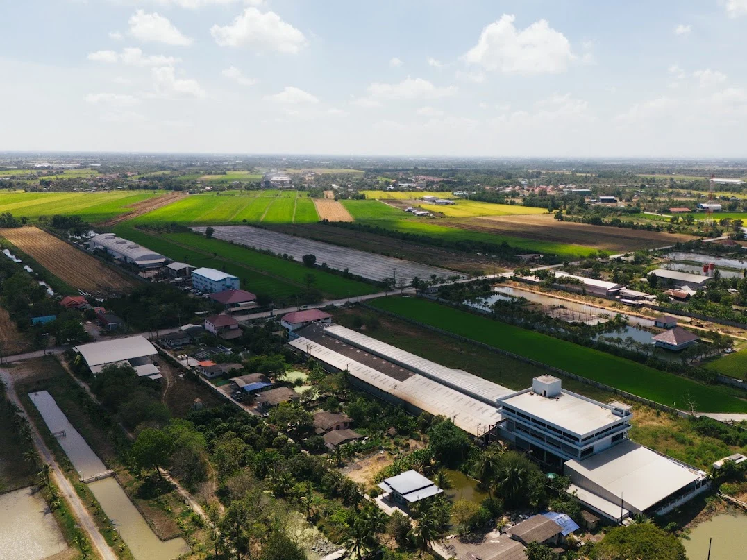 ภาพมุมสูงโรงงานและอาคาร C.C. Autopart
